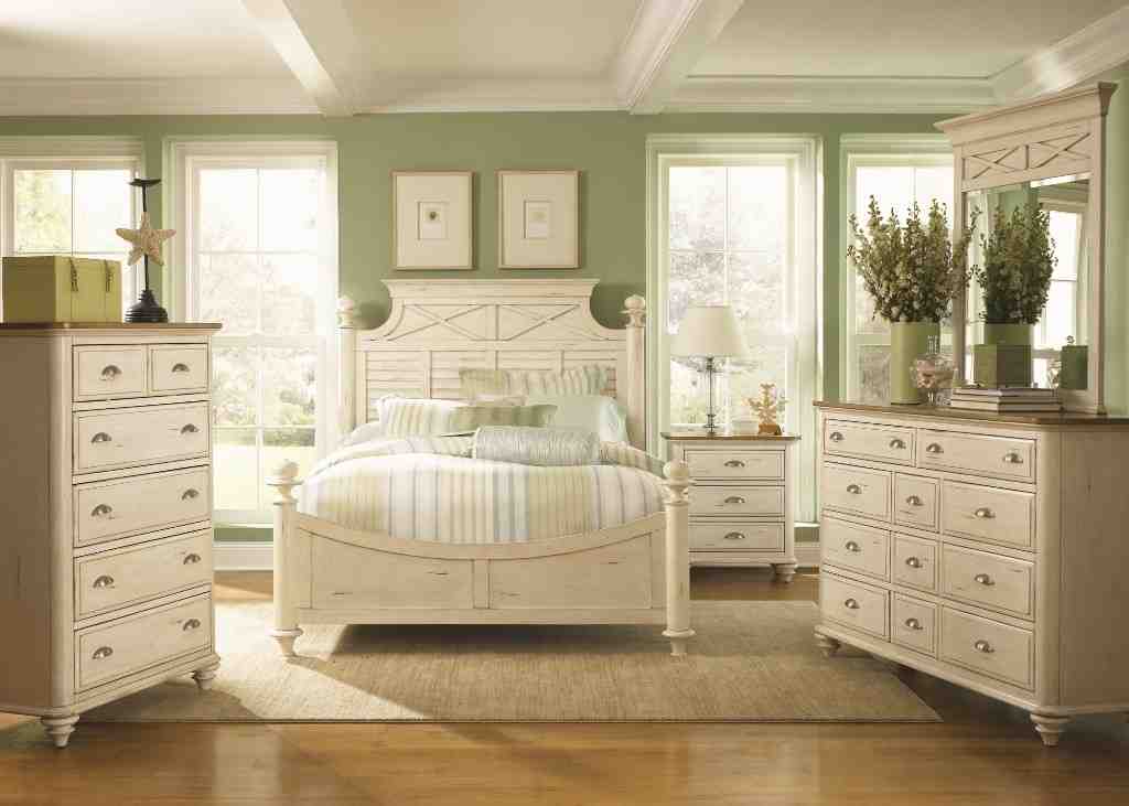 best color for bedroom with antique furniture