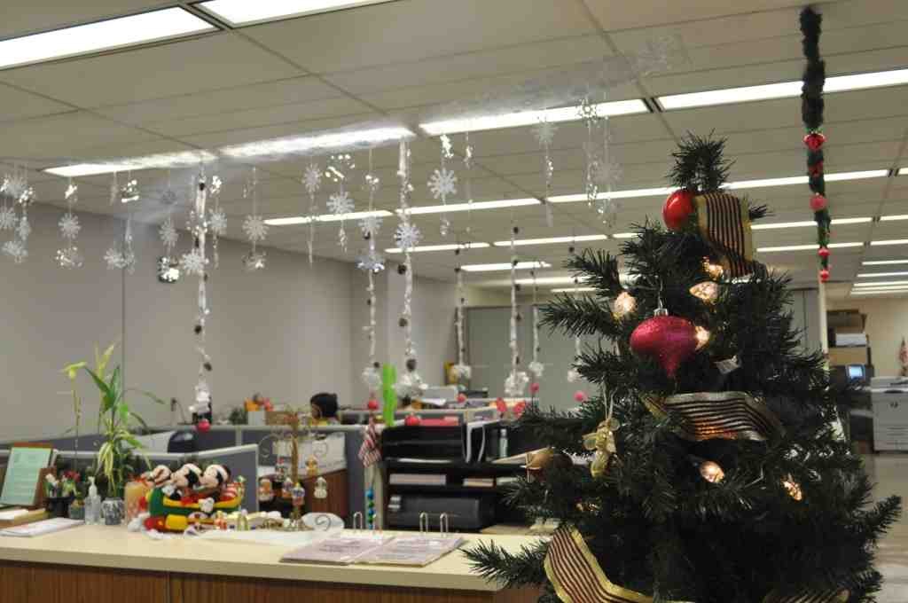 Office Christmas Decorating Themes