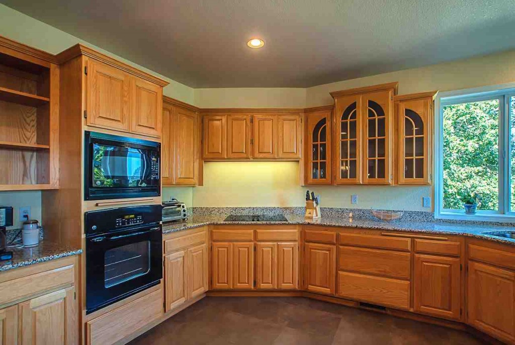 oak kitchen cabinets