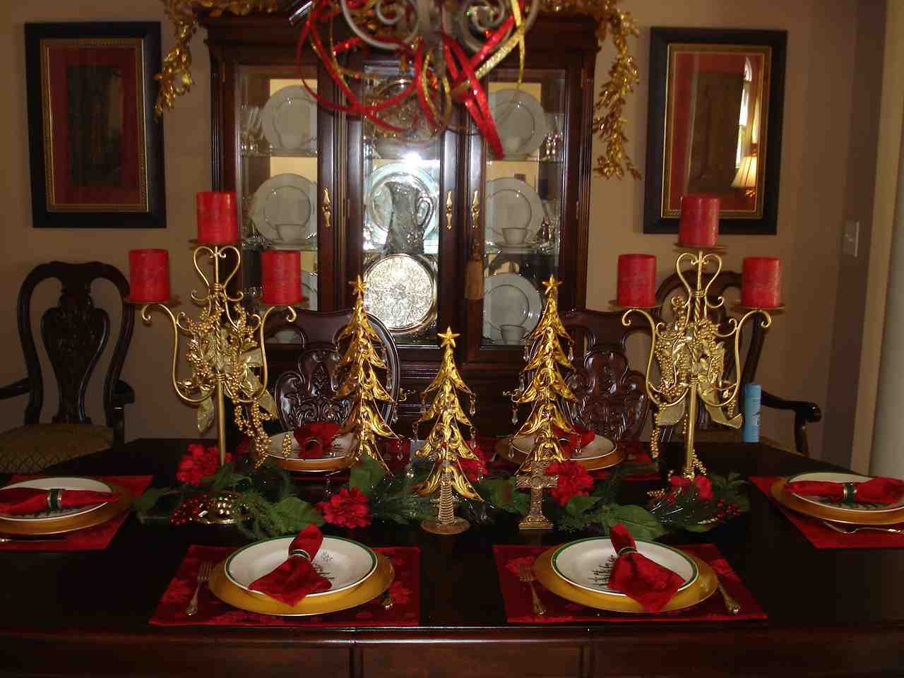 Star Decoration For Christmas On Dining Room Table